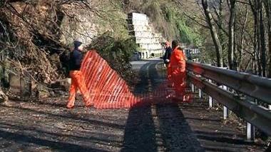 Il sindaco di Casola Riccardo Ballerini e sopra la frana in località Vimaiola