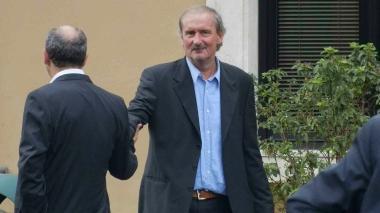 Gli amici stretti intorno al figlio