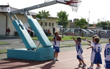 I ragazzini sotto canestro 