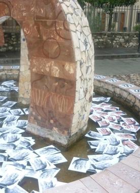 I volantini di Casapound gettati nella fontana       