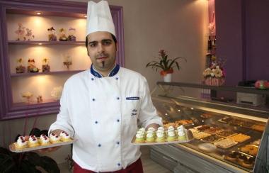 Alessio Guastini e, a destra, lesterno della sua pasticceria 