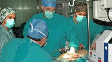 <b>OPERAZIONE.</b> Medici eseguono un intervento chirurgico