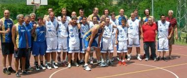 <b>A BOLOGNA.</b> A destra il gruppo al completo con ex giocatori e tifosi, a sinistra si vedono Scotto e Buffetti con dietro Stefano Tosi     