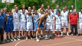 <b>A BOLOGNA.</b> A destra il gruppo al completo con ex giocatori e tifosi, a sinistra si vedono Scotto e Buffetti con dietro Stefano Tosi
