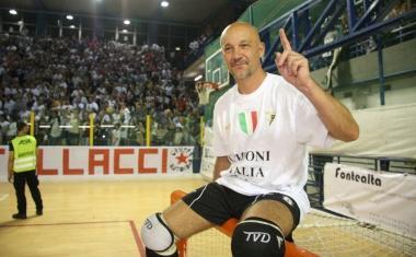 <b>SPECIAL ONE.</b> Mariotti festeggia seduto sulla porta della pista di fronte al tifo pi&ugrave; caldo 