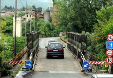 A lato il ponte provvisorio sul Magra e sotto le abitazioni che costeggiano la strada in basso Roberto Malaspina e Donati sindaco di Mulazzo 