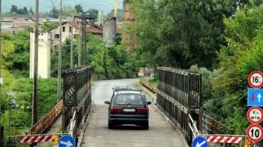 A lato il ponte provvisorio sul Magra e sotto le abitazioni che costeggiano la strada in basso Roberto Malaspina e Donati sindaco di Mulazzo