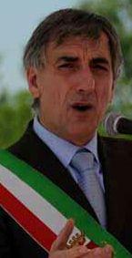 Il sindaco Simoncini e a lato lesterno e la piscina del centro sportivo     