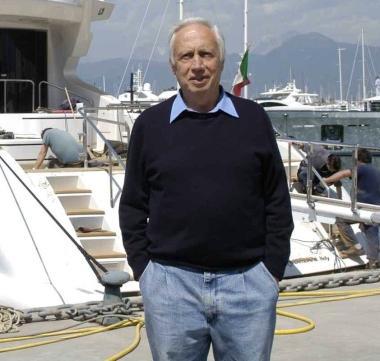 Giuseppe Balducci e a destra i cantieri Baglietto nel golfo di Spezia  