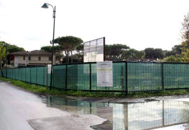 <strong>STOP.</strong> Molino e, in alto, il cantiere