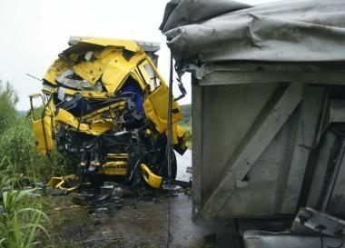 <strong>PAURA SULLA 206.</strong> I mezzi distrutti nello scontro A destra la cabina precipitata nel fossato
