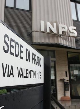 Lingresso della sede pratese dellInps    