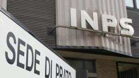 L’ingresso della sede pratese dell’Inps