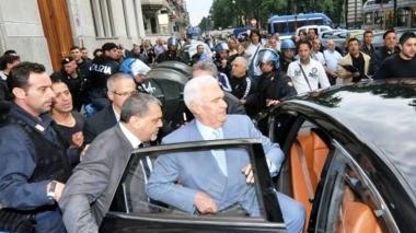 Gianmario Rossignolo sale sulla macchina circondato dagli operai che lo hanno contestato per il mancato pagamento degli stipendi