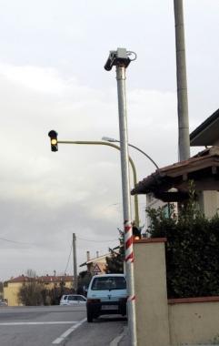Il T-Red a un semaforo di Larciano prima del sequestro della Finanza 