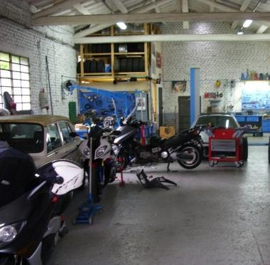Agenti della Polizia stradale durante un controllo In alto, unimmagine dellautofficina sequestrata 
