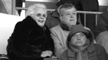Gabriella Gentili allo stadio insieme all’allora assessore provinciale oggi sindaco di Montescudaio Aurelio Pellegrini