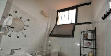 Le inferriate della finestra del bagno divelte 