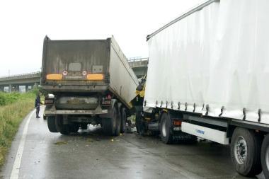 I tir che si sono scontrati in localit&agrave; Crocino a Livorno Nellincidente sono rimasti feriti due camionisti 