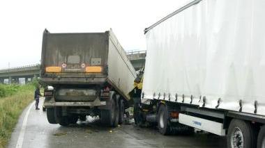 I tir che si sono scontrati in località Crocino a Livorno Nell’incidente sono rimasti feriti due camionisti