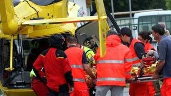 Il momento in cui la donna viene trasferita sull’elisoccorso Pegaso atterrato a Ponzano