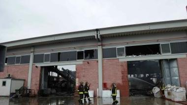 I vigili del fuoco tentano di spegnere le fiamme nel capannone della Creal Plast di Bientina