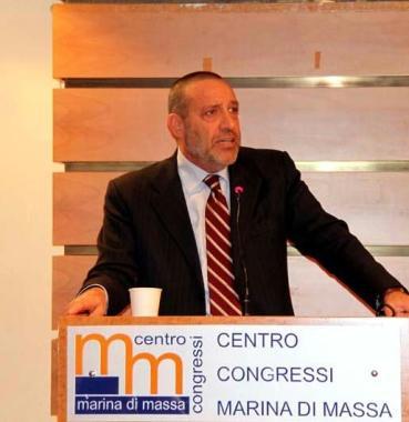 <b>VICEPRESIDENTE.</b> Lassessore provinciale Fabrizio Magnani e accanto un setto riemerso dal fondale in un tratto del litorale 
