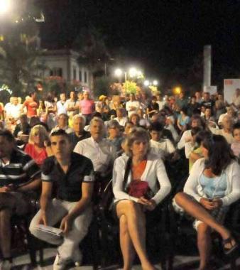 Pubblico a uno spettacolo estivo in piazza 