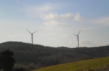 Le pale di un parco eolico dislocate su un crinale 