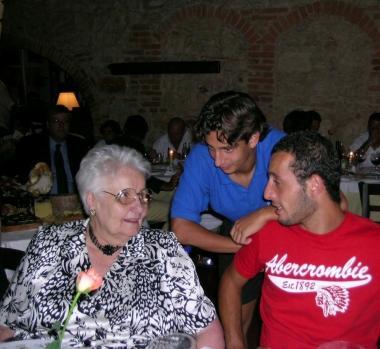 Da sinistra la signora Gentili con il figlio Maurizio, con alcuni tifosi e sugli spalti dello stadio mentre rilascia un’intervista