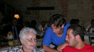Da sinistra la signora Gentili con il figlio Maurizio, con alcuni tifosi e sugli spalti dello stadio mentre rilascia un’intervista