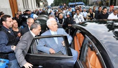 Rossignolo aggredito dagli operai a Torino