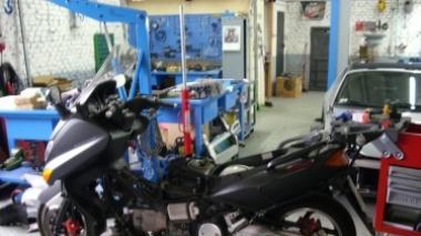 Sequestrata dalla Polstrada un'altra officina abusiva