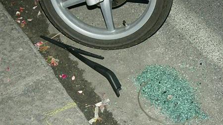 Tamponata e aggredita da due pirati in scooter