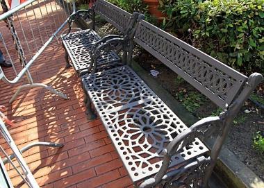 Nuove panchine sul viale 