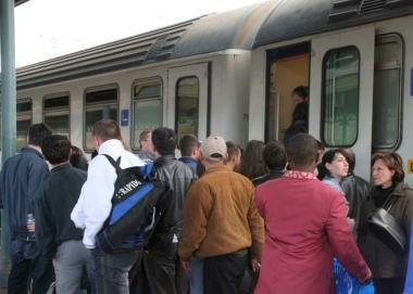 Fulmini sulla linea ferroviaria Cancellati treni verso Firenze e Lucca