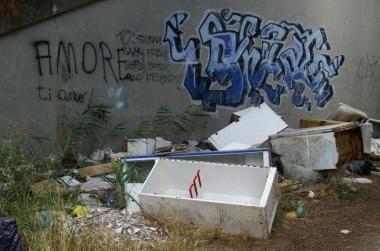 Due eloquenti immagini della discarica abusiva in via Aiaccia a Stagno     
