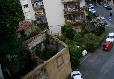 La casa con il tetto crollato vista dallalto 