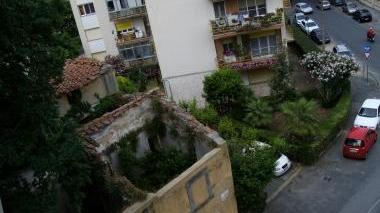 La casa con il tetto crollato vista dall’alto
