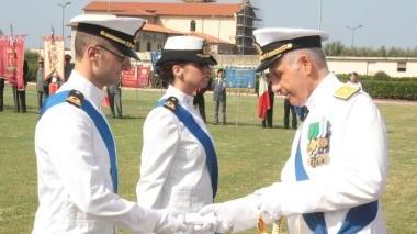 L’ammiraglio Rosati premia due accademisti (foto archivio)
