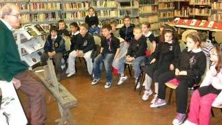 Gli alunni delle scuole di Borgo a Mozzano nella biblioteca comunale