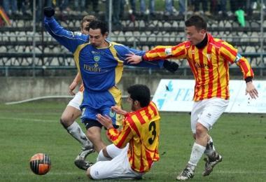 A sinistra il bomber Gaeta in azione e a lato il tifo azzurro                 
