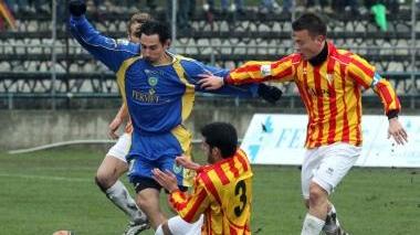 A sinistra il bomber Gaeta in azione e a lato il tifo azzurro