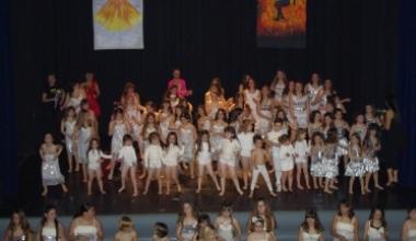 Ballerine sul palco in occasione di uno spettacolo organizzato dalla Smiledance            