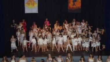 Ballerine sul palco in occasione di uno spettacolo organizzato dalla Smiledance
