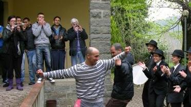 Immigrati tunisini partecipano a uno spettacolo
