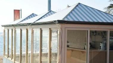 Il gazebo del locale sul mare Serendipity