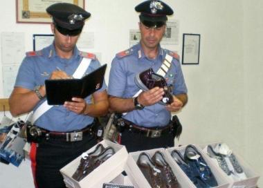 Le scarpe contraffatte sequestrate dai carabinieri di Portoferraio 