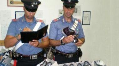 Le scarpe contraffatte sequestrate dai carabinieri di Portoferraio