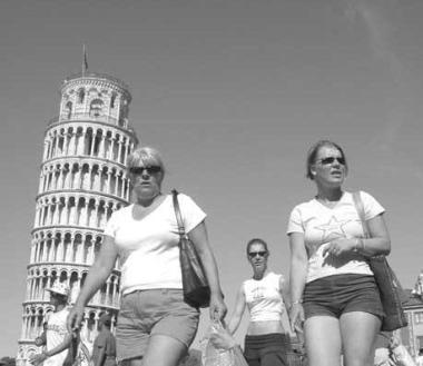 Turiste sotto la Torre  